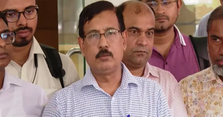 কথা বলছেন দুদক মহাপরিচালক আক্তার হোসেন